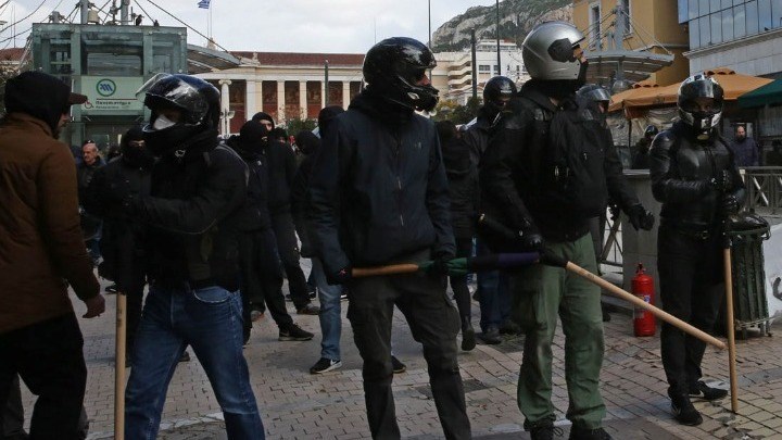 Σήμερα φάνηκε ξεκάθαρα ποιόν (εξ)υπηρετούν οι “αντεξουσιαστές” κουκουλοφόροι