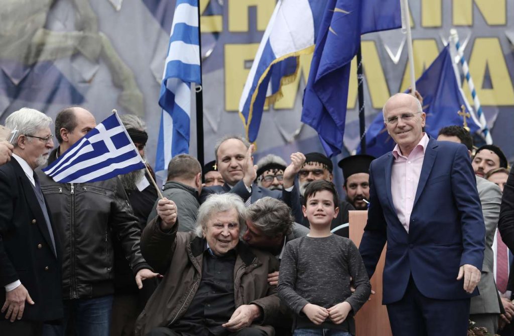 Μίκης Θεοδωράκης προς Μαξίμου : «Καθυποταγμένος στο Βερολίνο ο Τσίπρας»