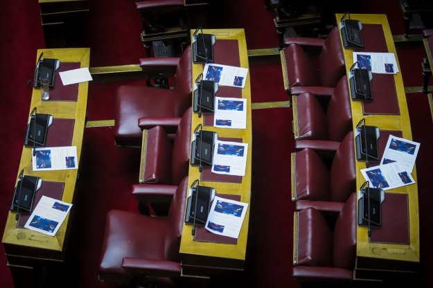 Οι έξι που δίνουν το «φιλί της ζωής» στον κ.Τσίπρα έχουν… ονοματεπώνυμο