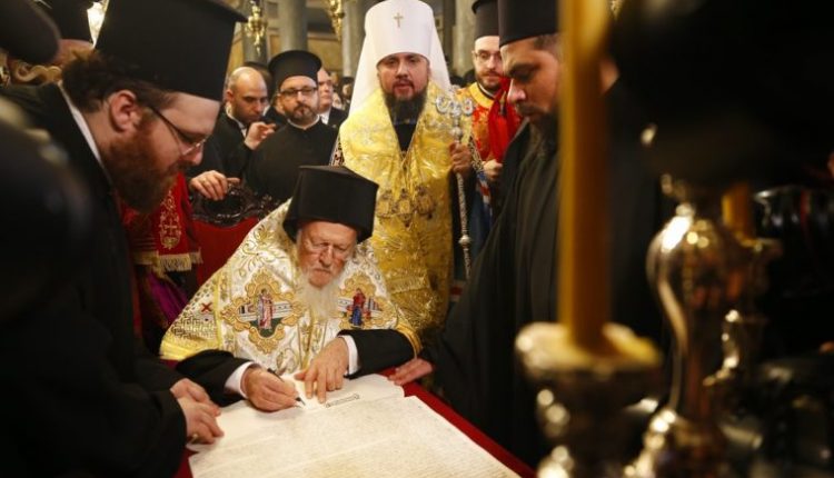Ο Βαρθολομαίος υπέγραψε την αυτοκεφαλία της ουκρανικής εκκλησίας – Πιο κοντά το σχίσμα με τη Μόσχα