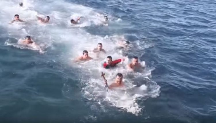 «Για τη Μακεδονία μας»: Συγκλονίζει ο άνδρας που έπιασε τον Τίμιο Σταυρό στον Θερμαϊκό (Βιντεο-Φωτο)