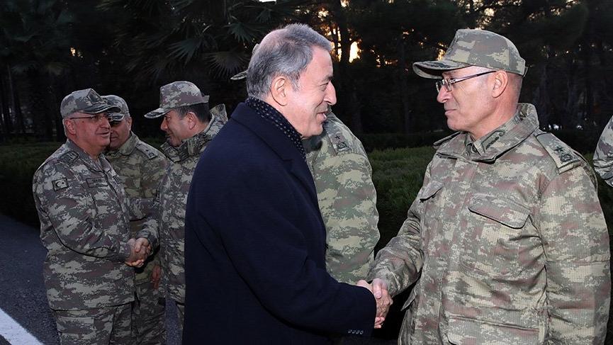 O Akar με ΓΕΣ Τουρκίας και Αρχηγό Στρατού επιθεωρεί τις δυνάμεις του στα συριακά σύνορα και δηλώνει: ήρθε η στιγμή όπως να θάψουμε …