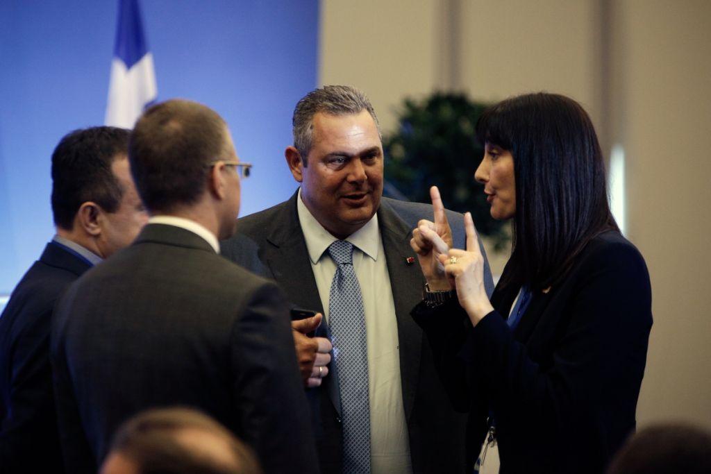 TA SMS ΠΟΥ ΤΟΥΣ ΚΑΙΝΕ! ΤΙ ΕΛΕΓΑΝ αυτοί κι αυτές που αδειάζουν σήμερα τον Καμμένο…