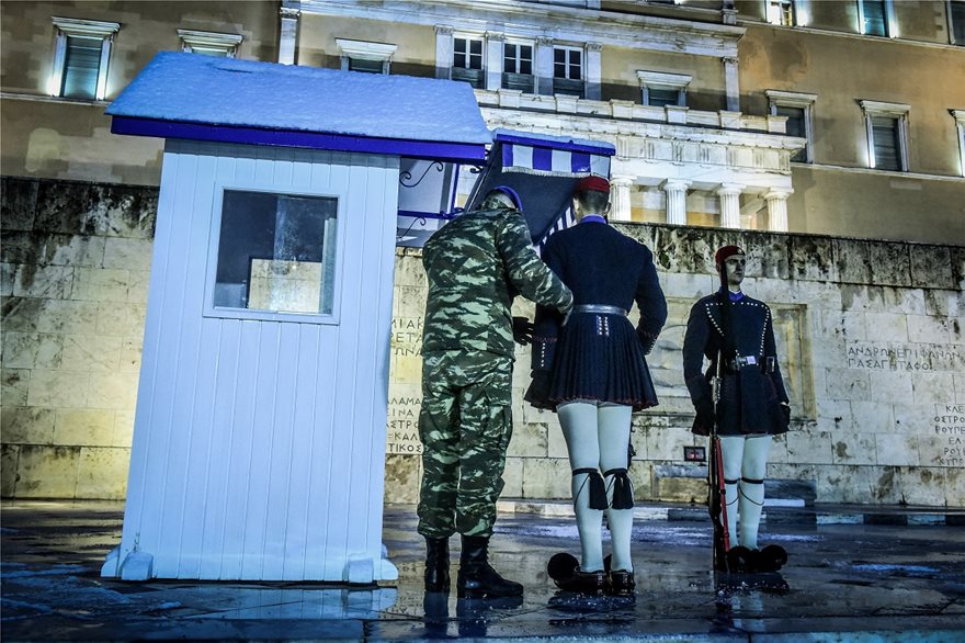 Στο κρύο και τα χιόνια οι Εύζωνες είναι εκεί: Περήφανοι μπροστά στο Μνημείο του Άγνωστου Στρατιώτη – Παρών υπό τις χειρότερες συνθήκες