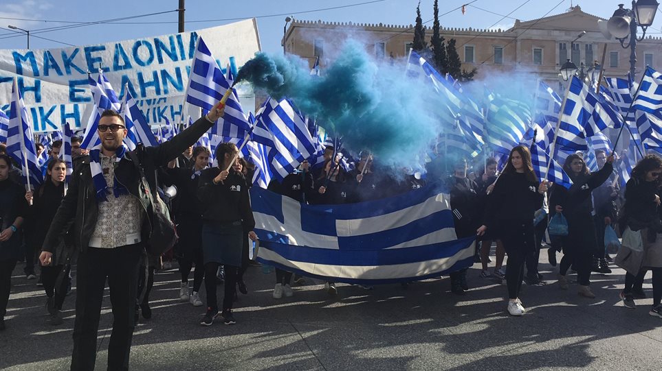 ΖΩΝΤΑΝΗ ΜΕΤΑΔΟΣΗ – Γεμίζει διαδηλωτές από παντού το Σύνταγμα