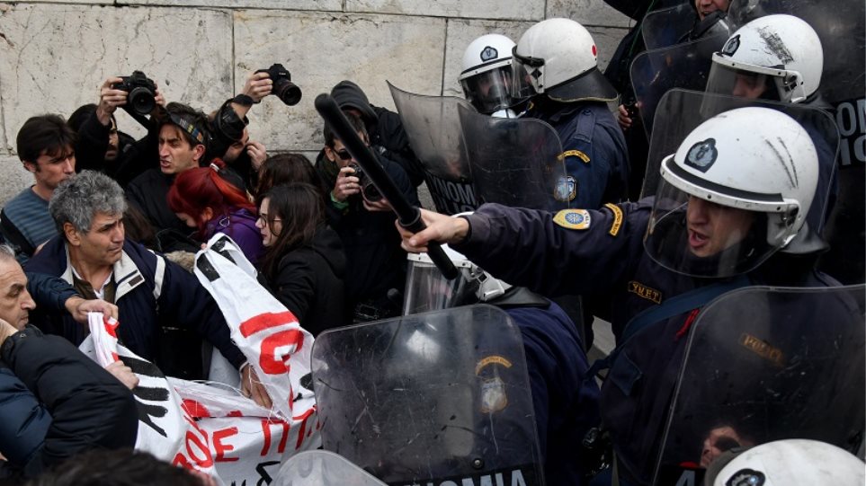 ΟΛΟΙ ΒΛΑΜΜΕΝΟΙ ! Γεροβασίλη: «Πολιτικά επικίνδυνα» τα ματ – Ενω όταν φρουρούν τον Τσίπρα και χτυπούν πατριώτες είναι ακίνδυνα