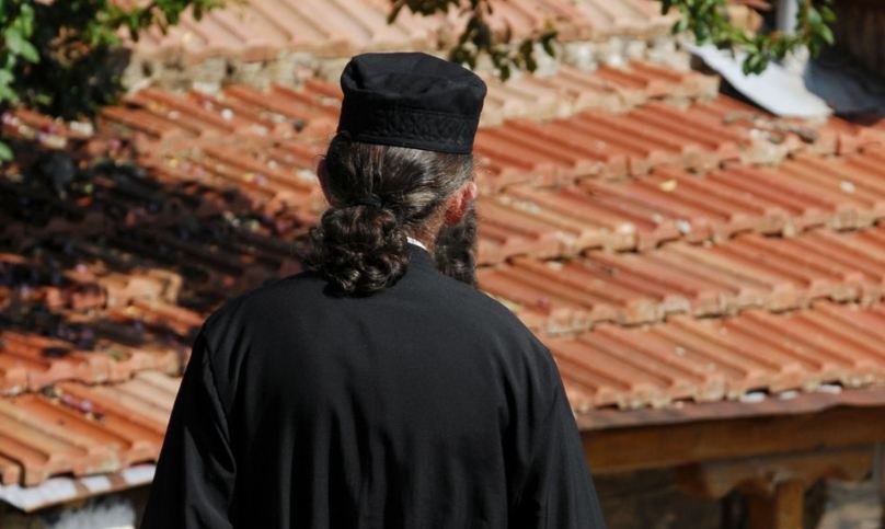 Σε κλοιό βίας η Ελλάδα: Θύμα ξυλοδαρμού από αλλοδαπούς ιερέας στην Αθήνα – «Τόλμησε» να τους μιλήσει