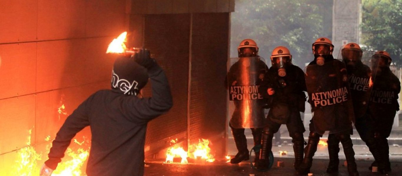 Χημικά και ξύλο στο κέντρο σε πορεία κατά της Μέρκελ (βίντεο)
