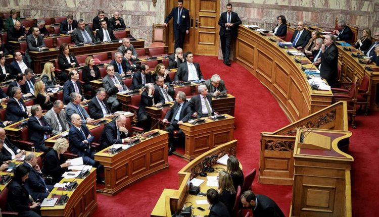 Τι συμβαίνει; Γιατί η ΝΔ ζητά να κατατεθεί στη Βουλή το πλήρες κείμενο του νέου Συντάγματος των Σκοπίων