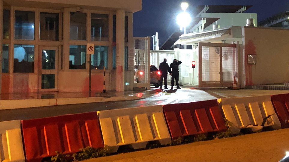 Επίθεση του Ρουβίκωνα με μπογιές στην αμερικανική πρεσβεία