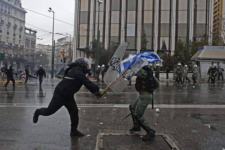 ΜΙΑ ΑΛΛΗ ΑΠΟΨΗ ΓΙΑ ΤΟΥΣ ΚΟΥΚΟΥΛΟΦΟΡΟΥΣ .