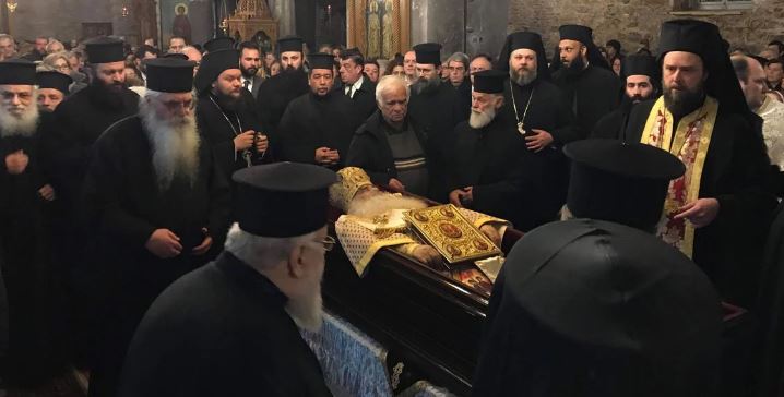 Σε λαϊκό προσκύνημα στη Χαλκίδα το σκήνωμα του Μακαριστού Μητρ. Σιατίστης – Πλήθος κόσμου τον αποχαιρετά