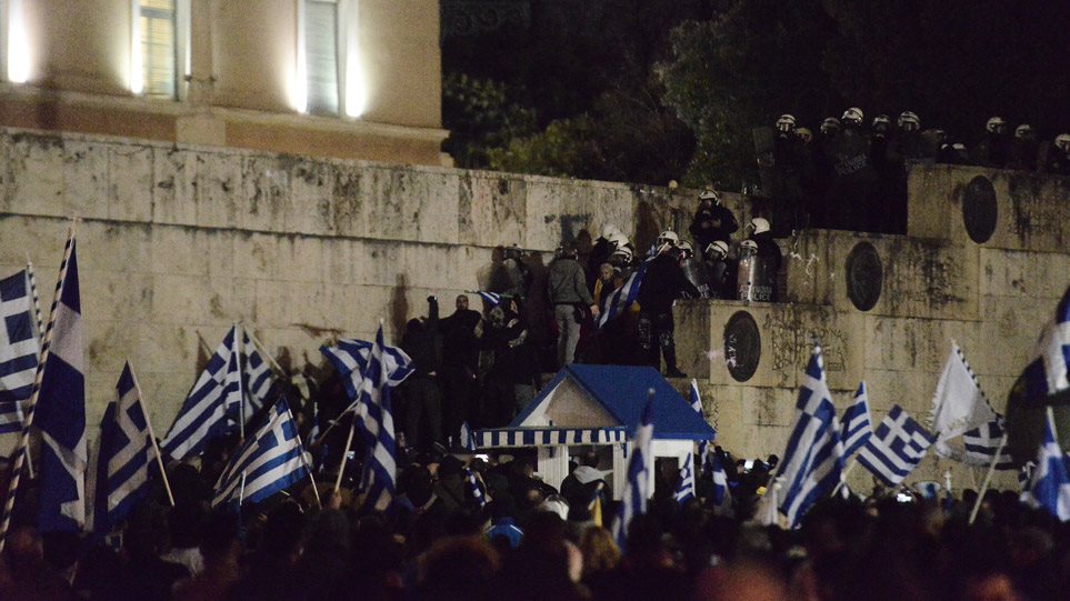 Live από το συλλαλητήριο στο Σύνταγμα: Πετροπόλεμος και χημικά στην Αμαλίας
