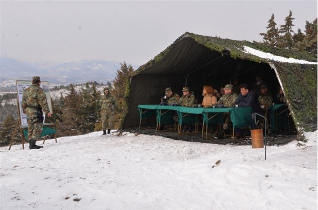Σκόπια: Η υπουργός Άμυνας επιθεώρησε φυλάκια στα σύνορα με Ελλάδα