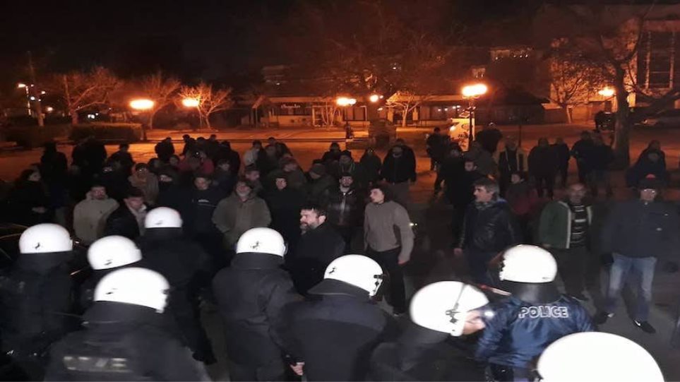Βόλος: Επεισοδιακή ομιλία Σκουρλέτη – Δύο τραυματίες, αποδοκιμασίες και συνθήματα