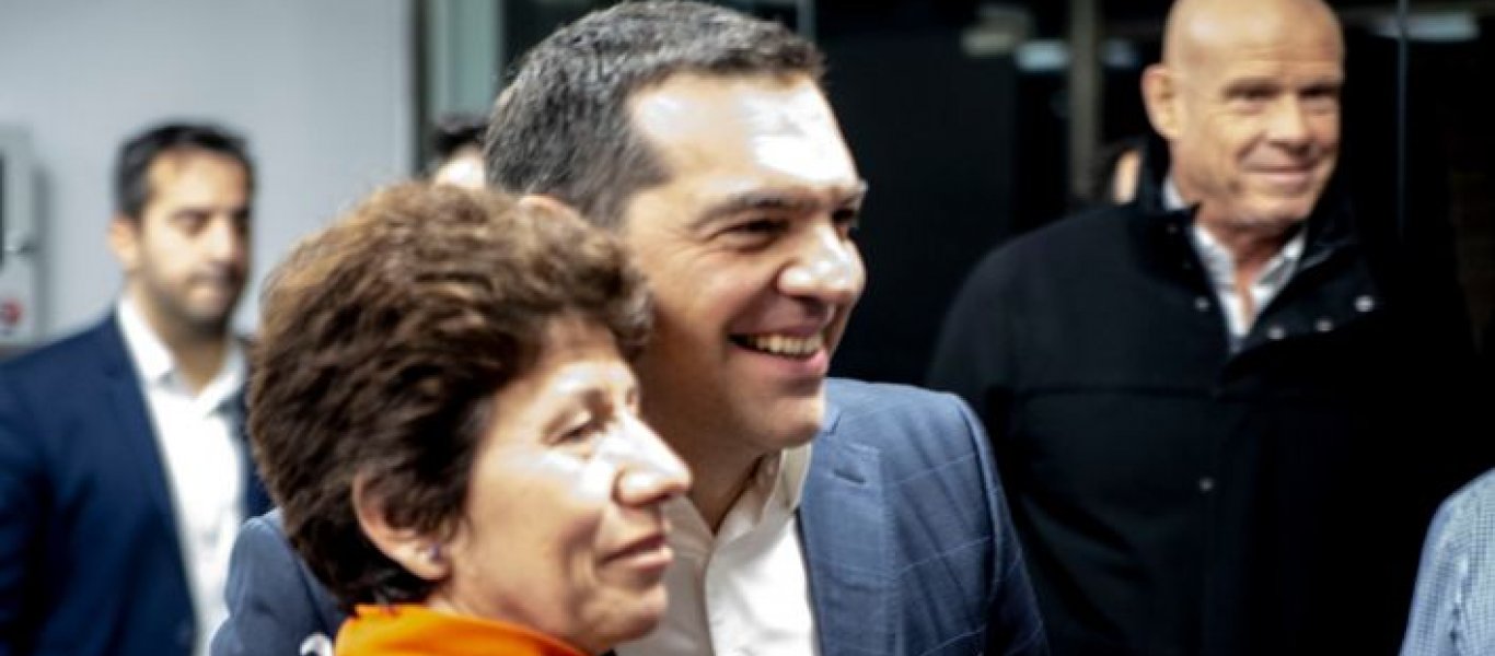 Το «παιδί του λαού» παριστάνει ο Τσίπρας στο Open – Φωτογραφίστηκε με κυρία της καθαριότητας