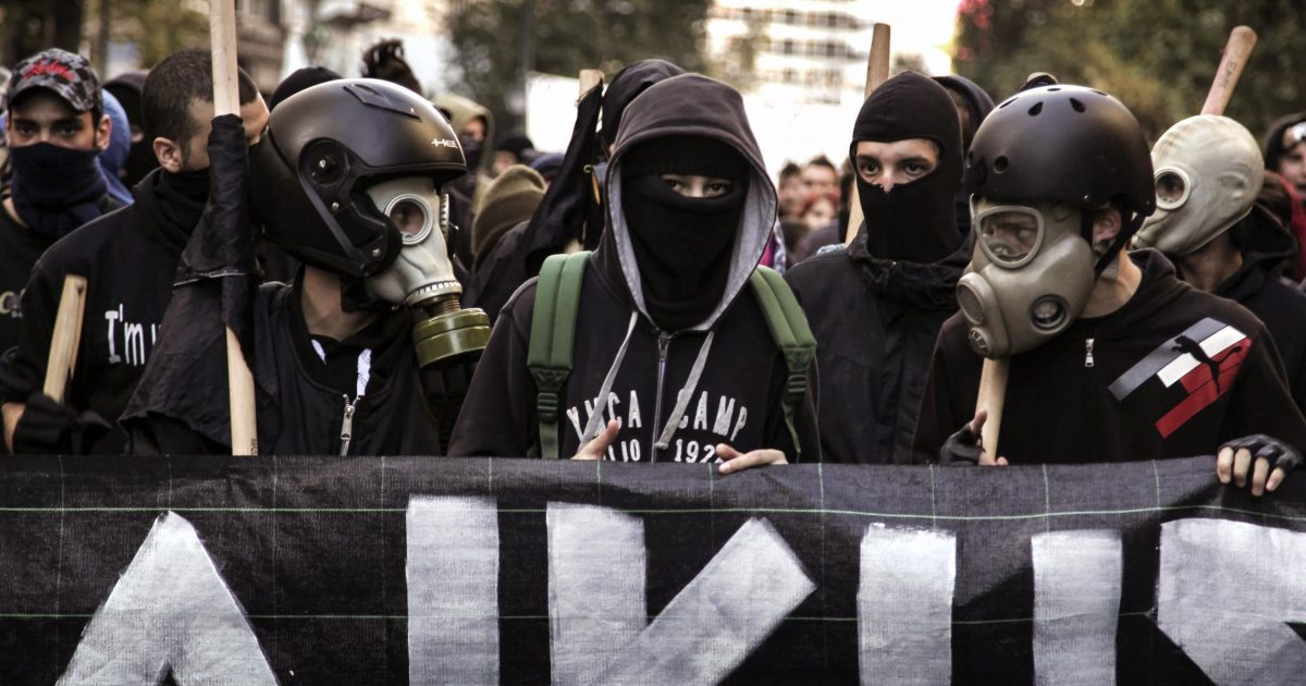 Κίνδυνος για την εθνική ασφάλεια: Αντιεξουσιαστές στρατολογούν μετανάστες – Ανησυχία στην ΕΛΑΣ – Έτοιμη να «εκραγεί» η χώρα