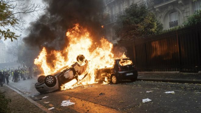 Γαλλία: Ρεβεγιόν, με καμένα αυτοκίνητα – Εξαγριωμένοι μετανάστες, ξέσπασαν κατά των Γάλλων