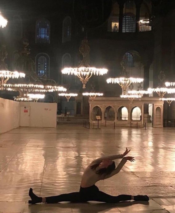 Η μπαλαρίνα της Αγιά Σοφιάς είναι η Leyla Alaton, κόρη του Τούρκου επιχειρηματία εβραικής καταγωγής Ishak Alaton Διευθύνοντα Συμβούλου της Holding Alarko…