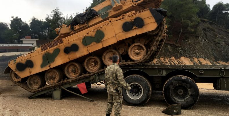 Ιδού τα οπλικά συστήματα που μάζεψε η Τουρκία στα σύνορά της με τη Συρία