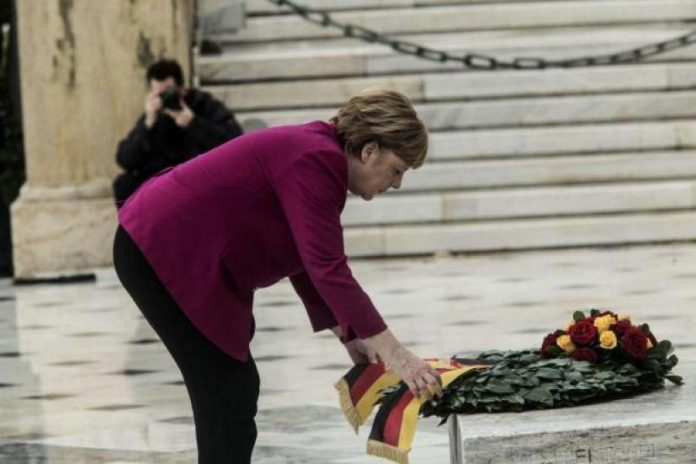 Διαδηλωτής κλωτσάει το στεφάνι της Μέρκελ στον Άγνωστο Στρατιώτη ΕΙΚΟΝΕΣ