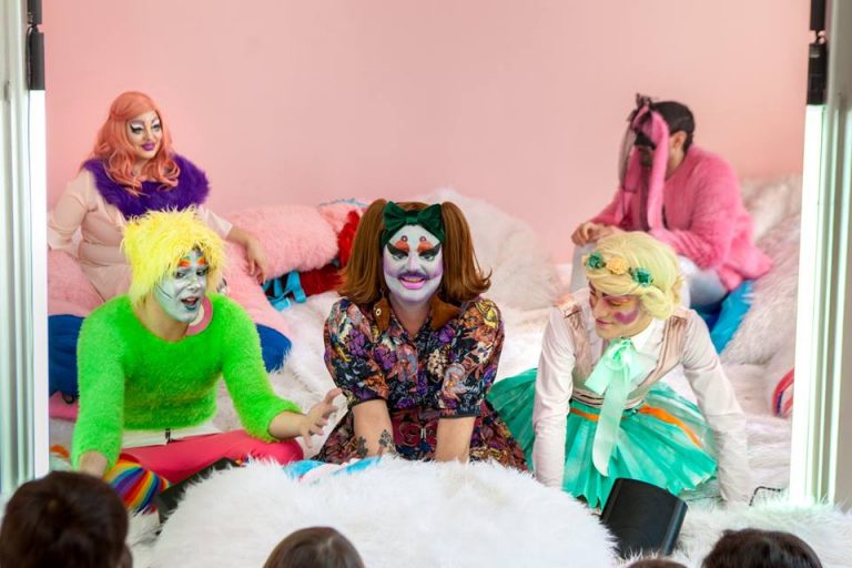Ξεκίνησε και στην Ελλάδα: Drag queens διαβάζουν παραμύθια σε μικρά παιδιά σε βιβλιοθήκη στην Αθήνα
