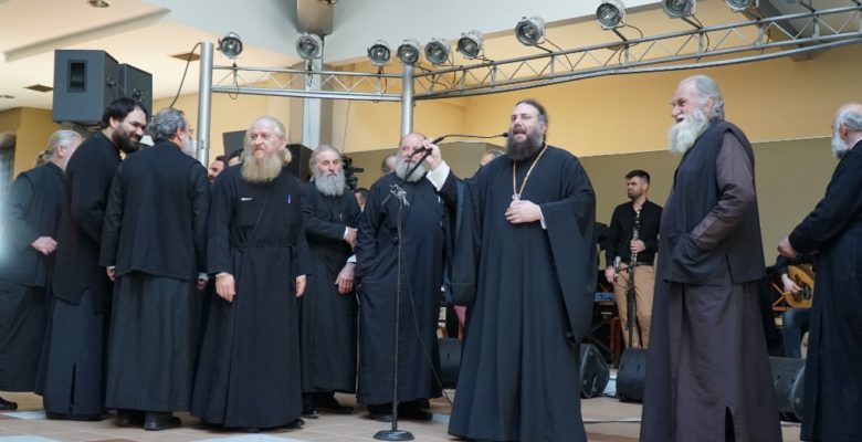 H Μακεδονία είναι μία & Ελληνική …Βροντοφώναξε ο Δεσπότης και Τραγούδησε το «Μακεδονία Ξακουστή» (video)