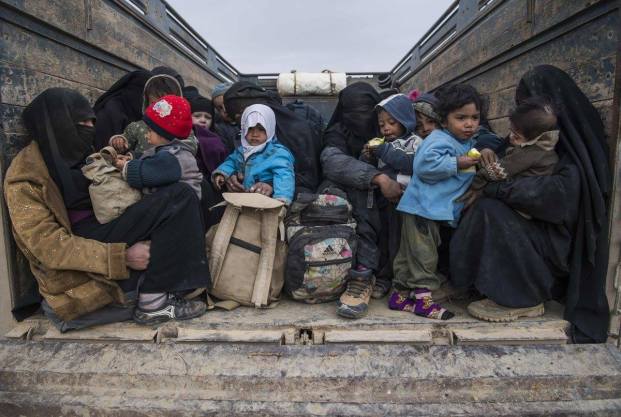ΑΝΘΡΩΠΙΣΤΕΣ – Oι ΗΠΑ μέσω SDF εκκένωσαν 900 μέλη οικογενειών της Daesh κι 90 τρομοκράτες από το al Baghuz της Συρίας