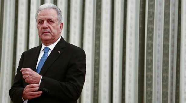 ΑΒΡΑΜΟΠΟΥΛΟΣ : «ΕΜΠΡΟΣ ΓΙΑ ΜΙΑ ΕΥΡΩΠΗ… ΜΠΕΣΤΕ ΣΚΥΛΟΙ ΑΛΕΣΤΕ, (ΠΑΡΑΝΟΜΟΙ ΜΕΤΑΝΑΣΤΕΣ)»
