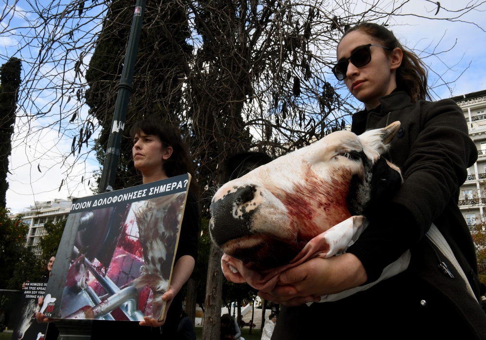 «Σφαλιάρα» στην προπαγάνδα της Νέας Τάξης: Γιατρός προειδοποιεί για τους μεγάλους κινδύνους του «Vegan-ισμού» (BINTEO)
