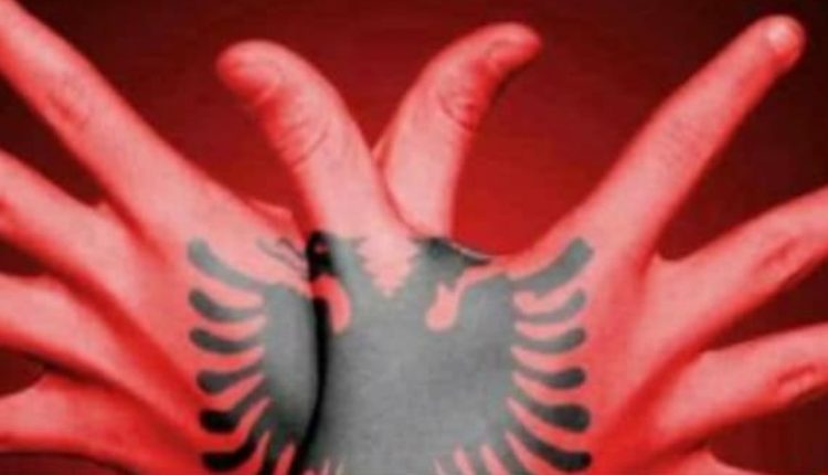 «Φιτίλι» έτοιμο να ανάψει στα Βαλκάνια: Υφυπουργός Αμύνης των Σκοπίων κάνει το σήμα της Μεγάλης Αλβανίας (Φωτο)