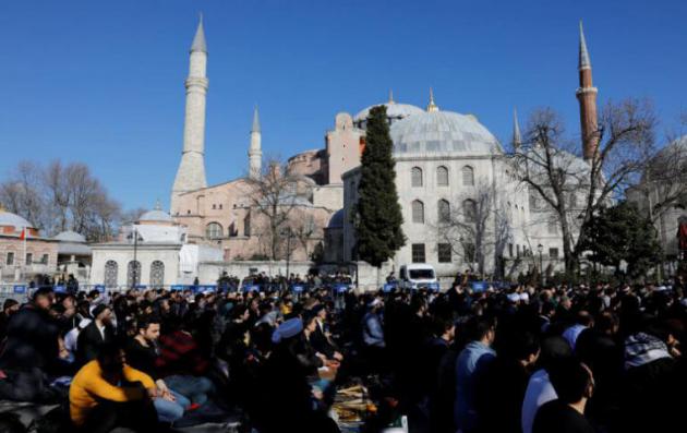 Πρόκληση στην Αγιά Σοφιά από τους Μογγόλους : «Σπάστε τις αλυσίδες και κάντε την τζαμί» φώναζαν ακραίοι ισλαμιστές – ΦΩΤΟ – ΒΙΝΤΕΟ