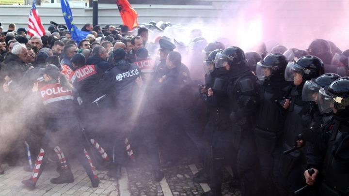 Έκτακτο: Ο Ράμα βγάζει το Στρατό στους δρόμους των Τιράνων – Ακροβολίζονται πάνοπλοι στρατιώτες -Καζάνι που βράζει η Αλβανία