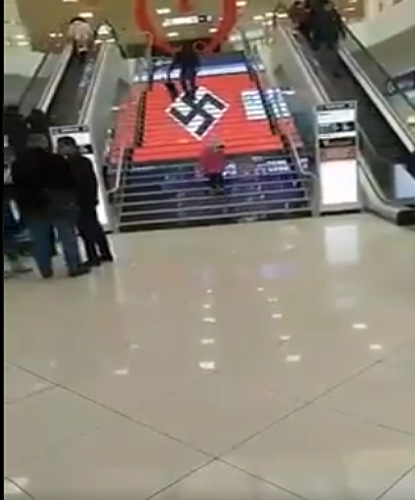 Βαρθολομαίος, ο Τσολάκογλου της Εκκλησίας. Γερμανοτσολιάς… Συνεργάτης των νεοναζί Ουκρανίας… Με τεράστια σβάστικα ντύθηκε εμπορικό κέντρο στο Κίεβο. ΒΙΝΤΕΟ