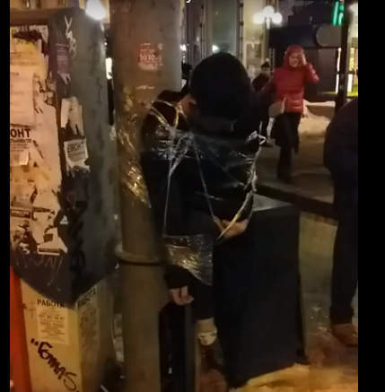 ΤΕΡΑΤΑ ΝΕΟΝΑΖΙ ΣΤΟ ΚΙΕΒΟ έδεσαν σε στύλο και βασάνισαν νεαρό φωνάζοντας »Δόξα στην Ουκρανία » και »Σλάβε »……ΒΙΝΤΕΟ