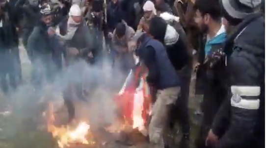 Εξέγερση στη Raqqa. Ο συριακός λαός καίει την αμερικάνικη σημαία και ζητά από τις δυνάμεις κατοχής ΗΠΑ-Γαλλίας να φύγουν από τη χώρα τους…ΒΙΝΤΕΟ