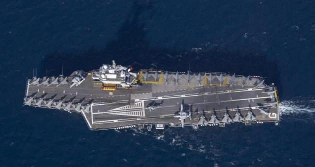 “Συνωστισμός” από Rafale πάνω στο αεροπλανοφόρο Charles De Gaulle της Γαλλίας – ΦΩΤΟ