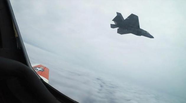 F-35C vs F/A-18: Τα τρομερά μαχητικά αεροσκάφη των ΗΠΑ πετούν σε σχηματισμό και βάζουν “διλήμματα” – ΒΙΝΤΕΟ