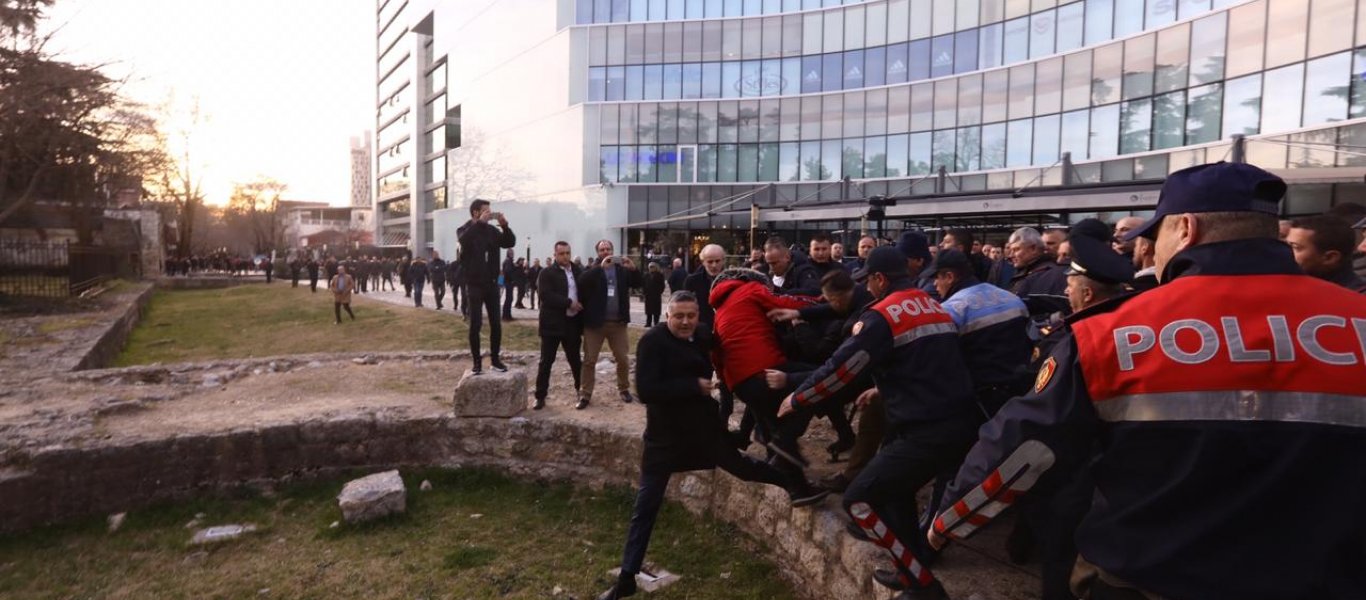 Aγριο ξύλο έξω από το αλβανικό κοινοβούλιο: Διαδηλωτές προσπάθησαν να εισβάλουν & κτύπησαν υπουργούς του Ράμα (φωτό)