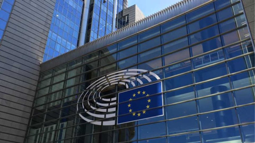 Wall Street Journal: Κίνδυνος για τα ελληνικά ομόλογα, αν δεν εκταμιευθεί η δόση του ενός δισ.