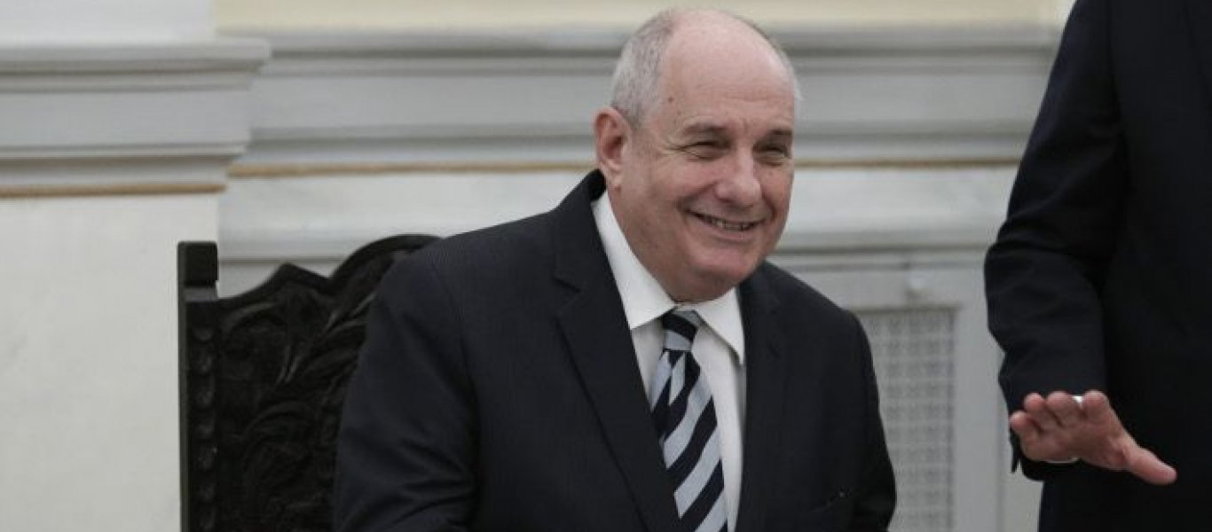 Ορκίστηκε ανεξάρτητος βουλευτής ο Τ.Κουίκ – «Ντροπή σου – Είσαι τομάρι – Πούλησες την Μακεδονία» του φώναζε ο Δ.Καμμένος