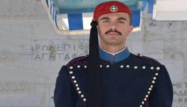 Νέα σενάρια για το θάνατο του Εύζωνα – Τι καταγγέλλουν συνάδελφοί του Οι σπόντες προς το πρόσωπο του Προκόπη Παυλόπουλου