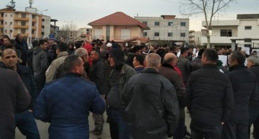 Σε εξέγερση οι Αλβανοί: Πολιτικός «όμηρος» των πολιτών ο Ε.Ράμα – Στα όπλα οι αλβανικές αρχές – Σκηνικό 1997 στα Τίρανα