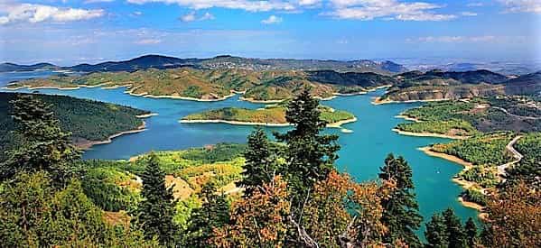 Το Μακάβριο Μυστικό που Βρίσκεται Κρυμμένο στον Πυθμένα της Ειδυλλιακής Λίμνης Πλαστήρα, για πάνω από 50 χρόνια