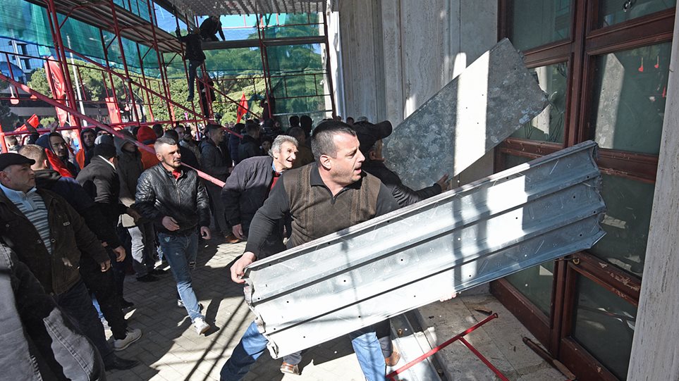 Αλβανία: Χιλιάδες διαδηλωτές στους δρόμους – Προσπάθησαν να μπουν στο πρωθυπουργικό μέγαρο