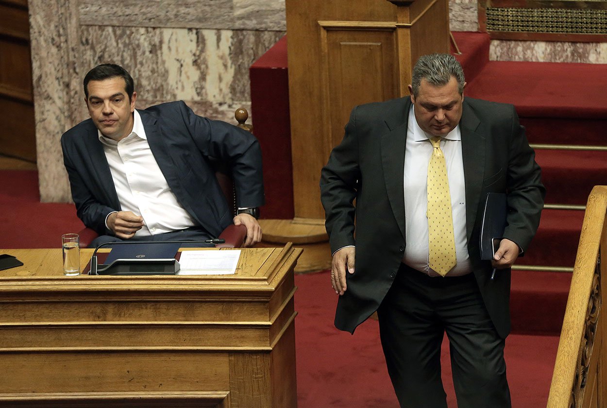 Φθηνό σόου ενώ η Μακεδονία ξεπουλιέται – Τσίπρας: «Ήθελες να ρίξεις την κυβέρνηση» – Καμμένος: «Δεν θα φορούσες στέμμα αν δεν έχυνα αίμα»