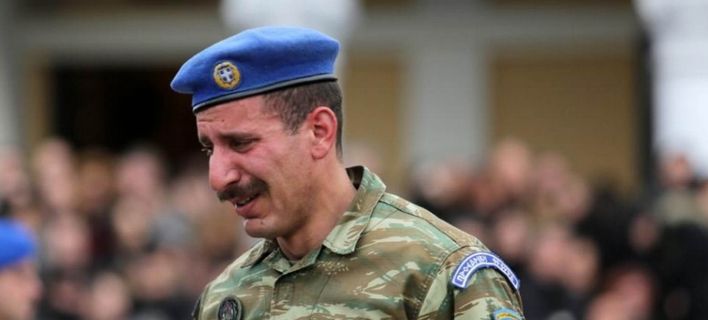 Σπαρακτικές εικόνες: Οι δακρυσμένοι Εύζωνες στην κηδεία του φίλου τους [εικόνες]