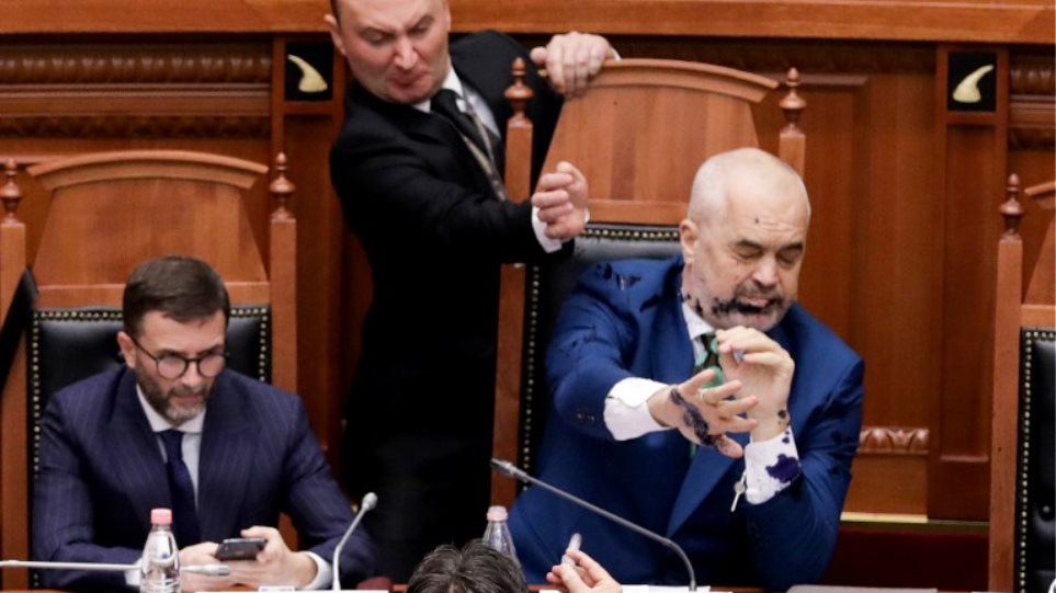Αλβανία: Επίθεση με μπογιά κατά του Έντι Ράμα μέσα στη βουλή