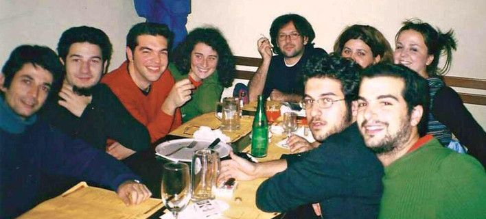 «Μόνο το μπουκάλι δεν έγινε υπουργός» -Η παρέα του Τσίπρα σε ταβέρνα (εικόνα)