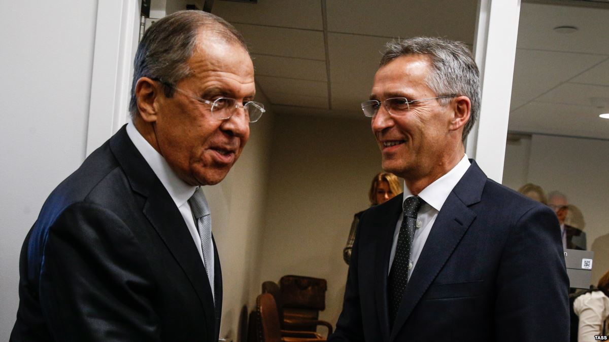 Διασκέψεις σε Βαρσοβία και Μονάχο, ή Σφυρίζοντας στο Νεκροταφείο του ΝΑΤΟ